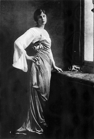 Photograph of Sara Collier